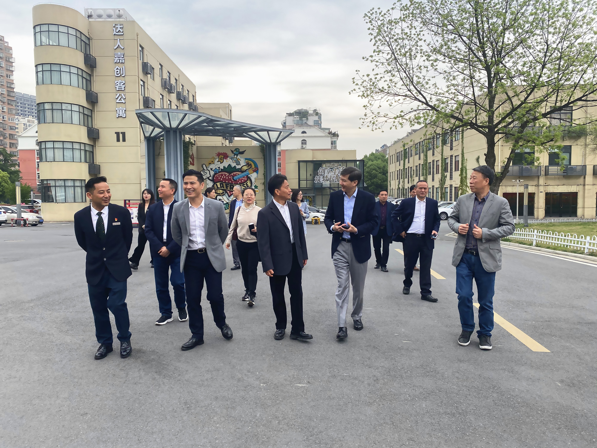 杭州市政協(xié)副主席、市工商聯(lián)主席馮仁強 一行蒞臨廬陽建華文創(chuàng)園考察