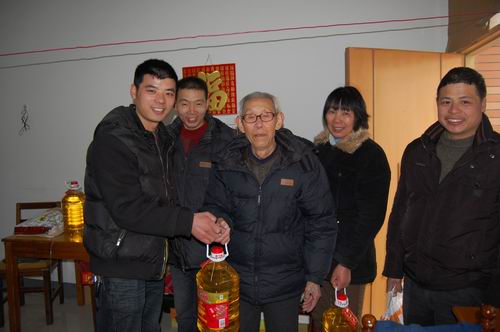 為長(zhǎng)期臥床的老人送去組織的溫暖 (4).jpg 為長(zhǎng)期臥床的老人送去組織的溫暖 (4).jpg