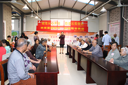 建華文創(chuàng)園黨支部團(tuán)委走訪慰問七古登社區(qū)老人 (2).jpg 建華文創(chuàng)園黨支部團(tuán)委走訪慰問七古登社區(qū)老人 (2).jpg