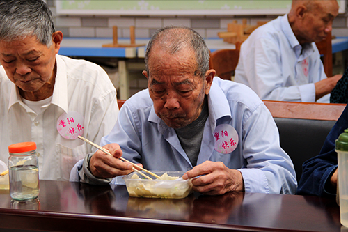 建華文創(chuàng)園黨支部團(tuán)委走訪慰問七古登社區(qū)老人 (6).jpg 建華文創(chuàng)園黨支部團(tuán)委走訪慰問七古登社區(qū)老人 (6).jpg